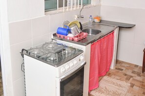 Kühlschrank, Mikrowelle, Herdplatte, Mixer