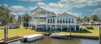 Waterfront Getaway in sailing village of Oriental