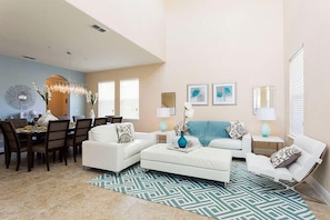 House, 6 Bedrooms | Living area