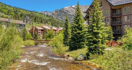 Stylish townhouse with mountain and golf views, shared hot tub, and balconies