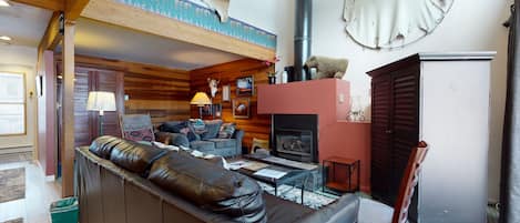 Televisión, chimenea y reproductor de DVD