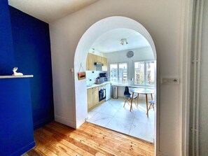 Fridge, oven, stovetop, electric kettle