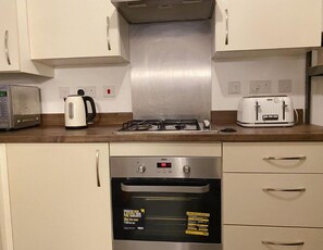 Fridge, microwave, oven, stovetop - Serenity by the Canal House near City Centre with 2 Parking ( Sleeps 5 ) (Coventry)