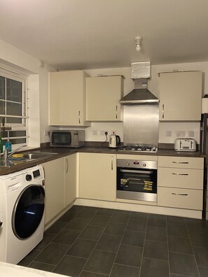 Fridge, microwave, oven, stovetop - Serenity by the Canal House near City Centre with 2 Parking ( Sleeps 5 ) (Coventry)