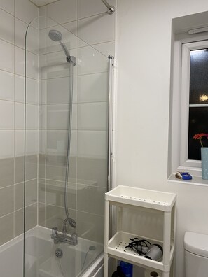 Badewanne, Haartrockner, Handtücher, Seife
