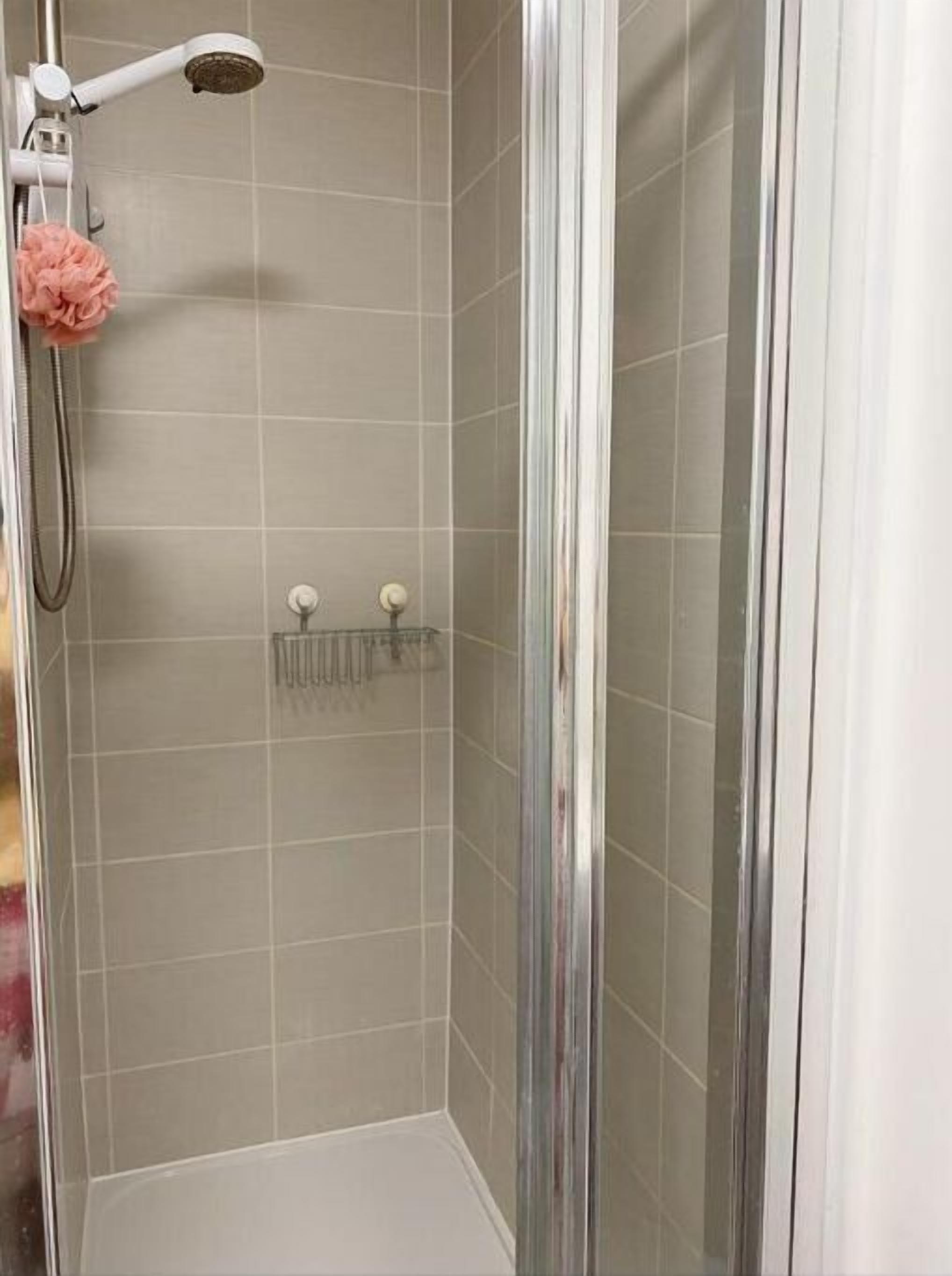 Baignoire, séchoir à cheveux, serviettes fournies, savon