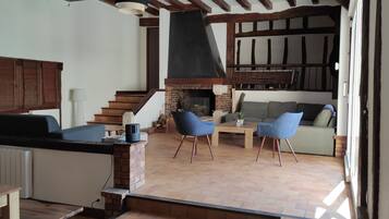 TV, caminetto, tavolo da ping pong