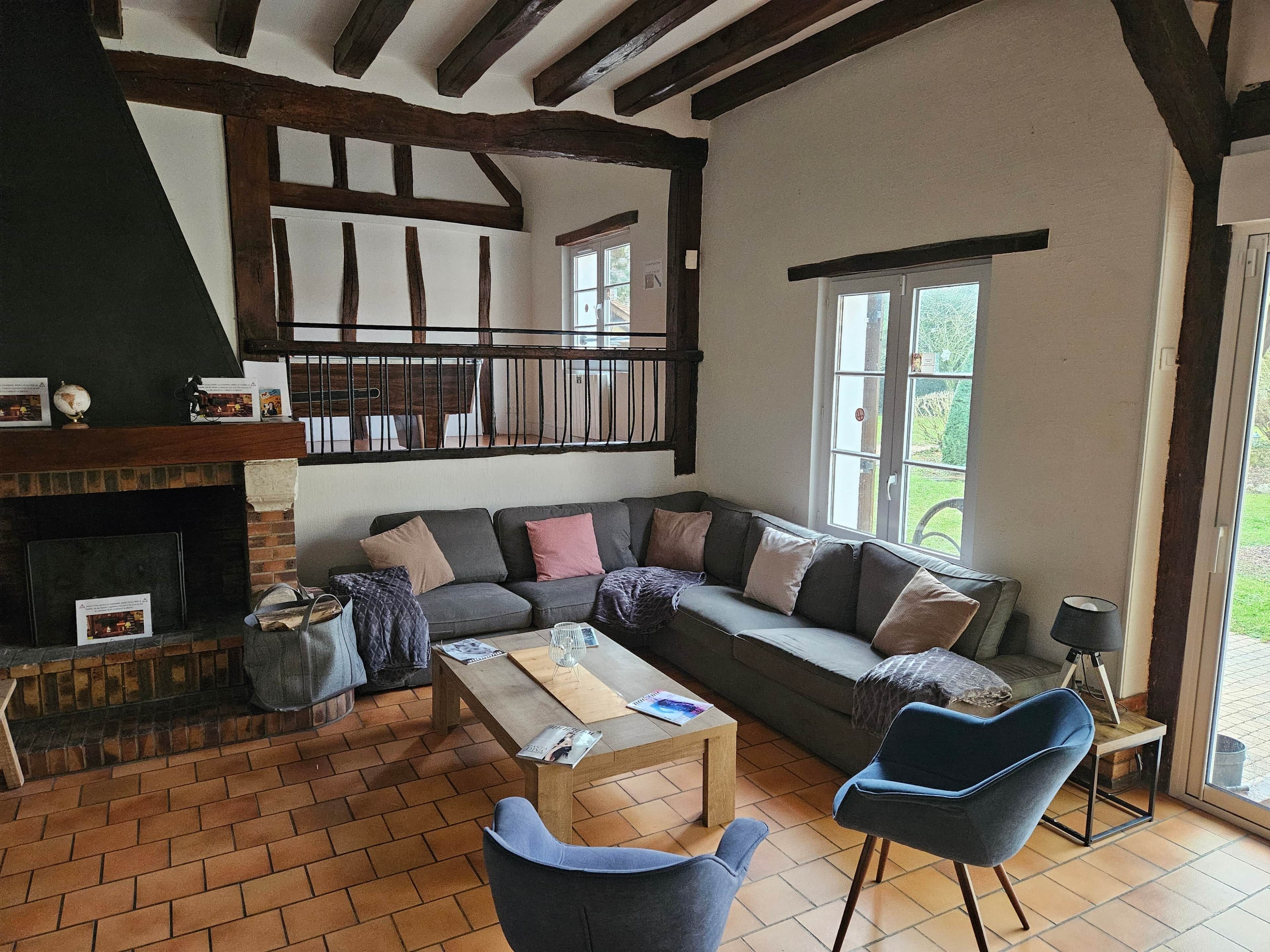 Una televisión, una chimenea, una mesa de tenis de mesa