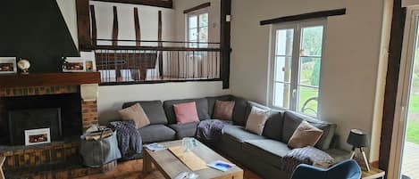 Fernseher, Kamin, Tischtennisplatte