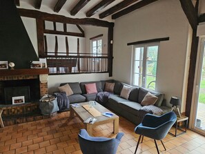 Una televisión, una chimenea, una mesa de tenis de mesa