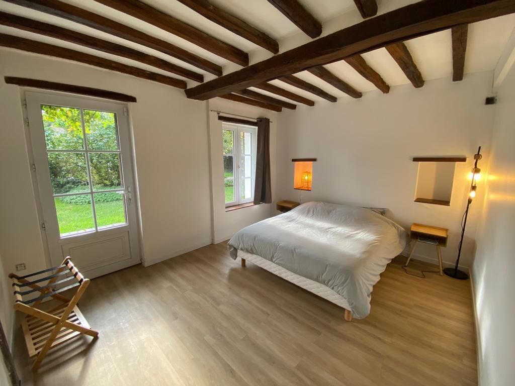 7 habitaciones, tabla de planchar con plancha, cuna de viaje y internet 