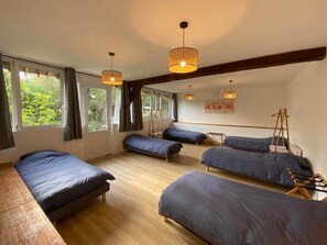7 bedrooms, iron/ironing board, WiFi, bed sheets