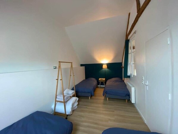 7 habitaciones, tabla de planchar con plancha, wifi y ropa de cama
