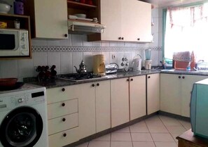 Kjøleskap, mikrobølgeovn, ovn og kokeplater