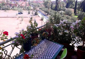 المنطقة المحيطة بالمنشأة