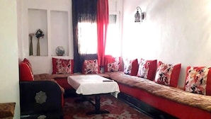 A living room with a sofa set, a small table, and a decorative vase. - Residence Atlas Hivernage 4842 (Marrakech)