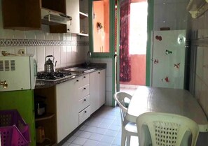 Kjøleskap, ovn, kokeplater og kjøkkenutstyr