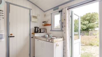 Cottage | Private kitchen | Fridge, dishwasher, cookware/dishes/utensils