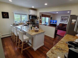 Fridge, microwave, oven, stovetop -  Breaktime - Quiet and Private on dead end street (Manchester)