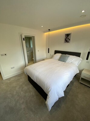 2 bedrooms, iron/ironing board, free WiFi - Amazing 2 Bed Flat with Parking (Reading)