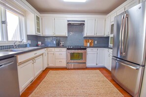 Fridge, microwave, oven, stovetop - The Oak House - 1 mi from DT Fayetteville and UofA (Fayetteville)