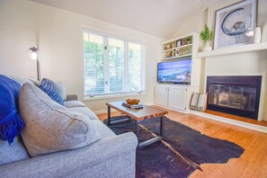 TV, fireplace, offices - The Oak House - 1 mi from DT Fayetteville and UofA (Fayetteville)