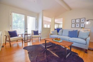 TV, fireplace, offices - The Oak House - 1 mi from DT Fayetteville and UofA (Fayetteville)