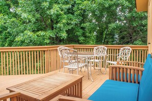 Outdoor dining - The Oak House - 1 mi from DT Fayetteville and UofA (Fayetteville)