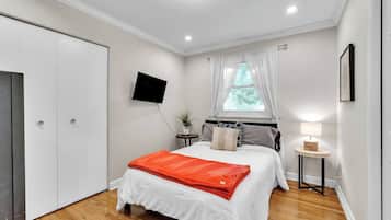 4 habitaciones, escritorio y tabla de planchar con plancha