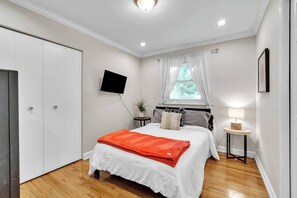 4 habitaciones, escritorio y tabla de planchar con plancha 