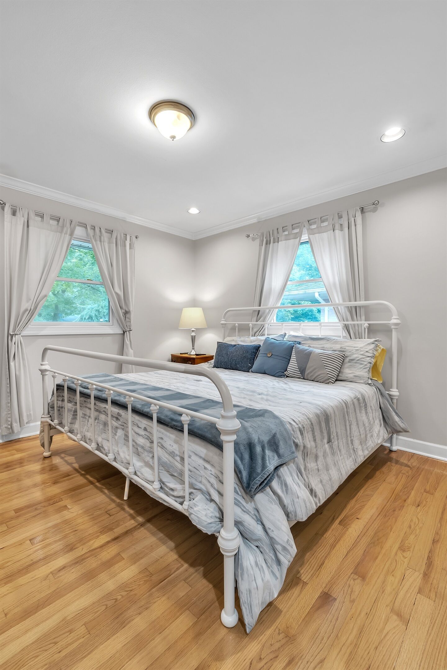 4 bedrooms, desk, iron/ironing board, travel crib