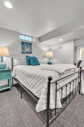 4 habitaciones, escritorio y tabla de planchar con plancha 