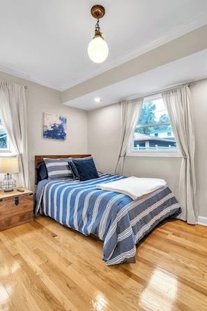 4 Schlafzimmer, Schreibtisch, Bügeleisen/Bügelbrett, Reisekinderbett