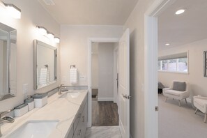 Ensemble douche/baignoire, sĂšche-cheveux, serviettes fournies