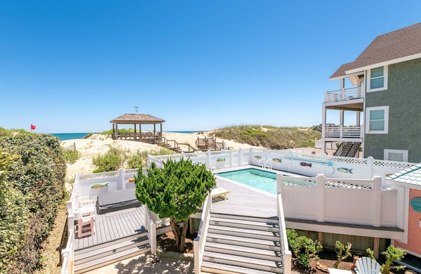 Une propriété située en bord de mer, dotée d’une piscine, d’une terrasse et d’un belvédère.
