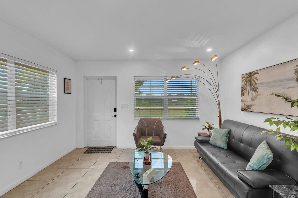 2 Bedroom House Minutes from Beach and Casino DB1