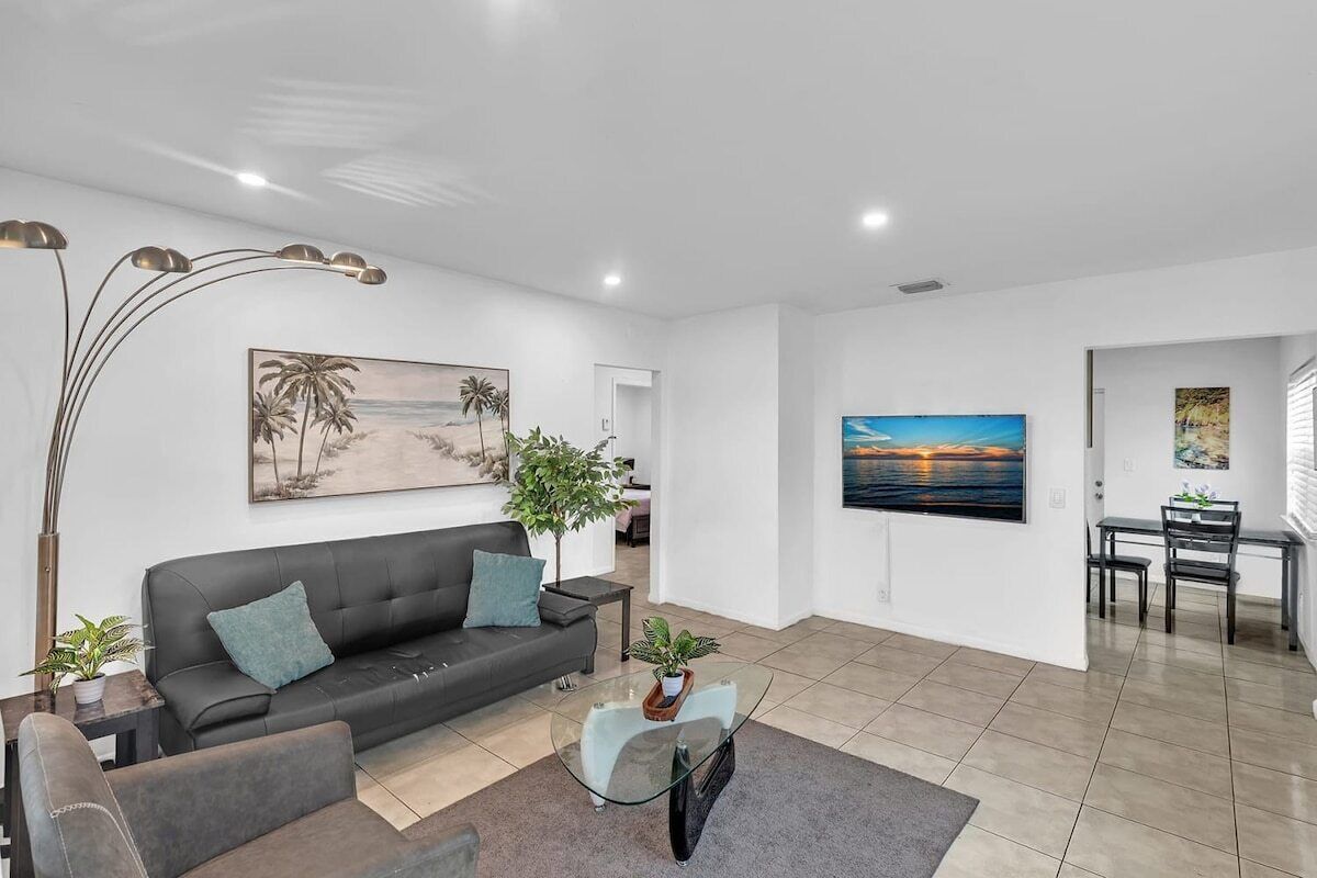 2 Bedroom House Minutes from Beach and Casino DB1