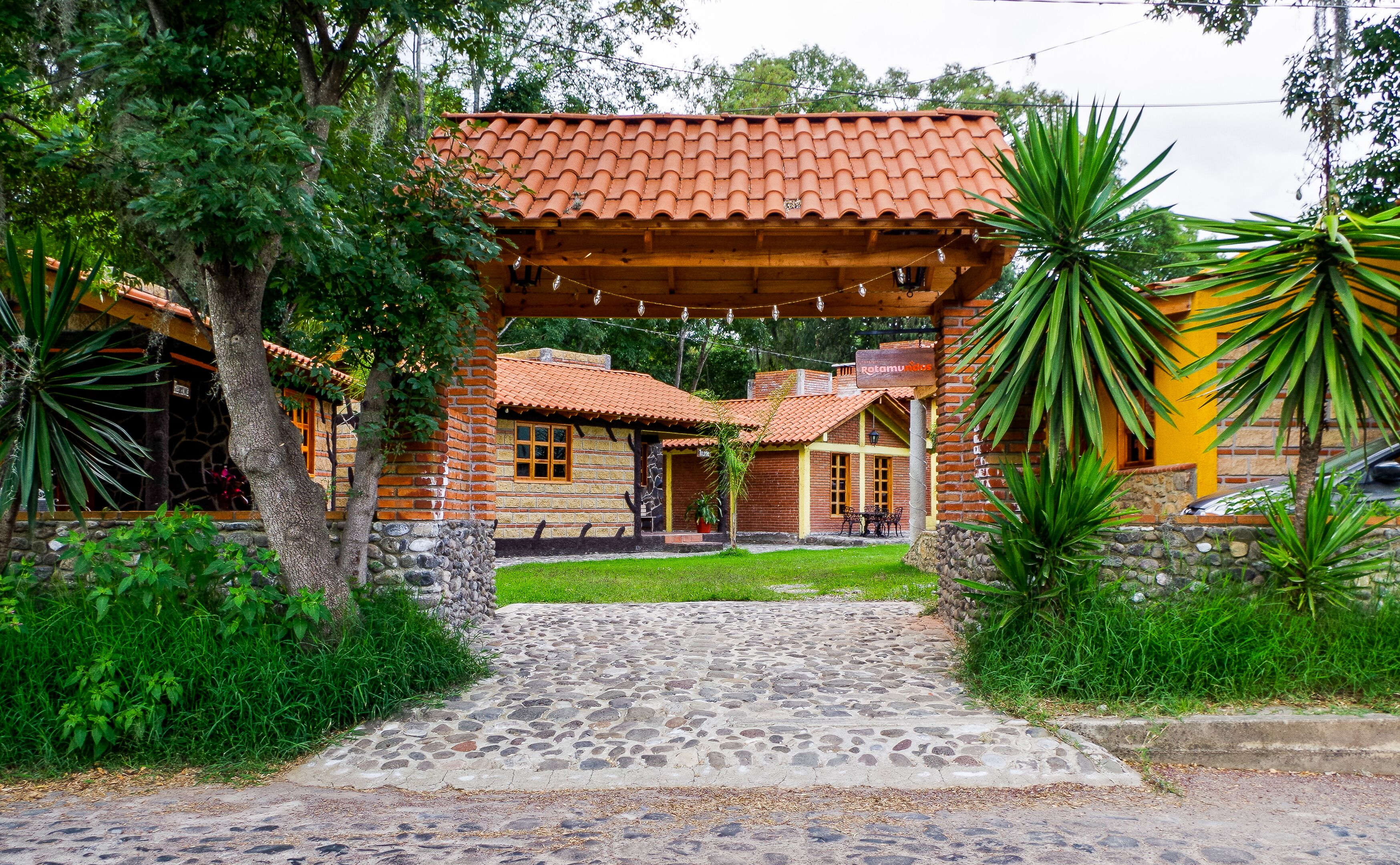 Vista frontal de la propiedad