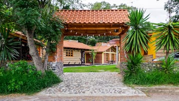 Vista frontal de la propiedad