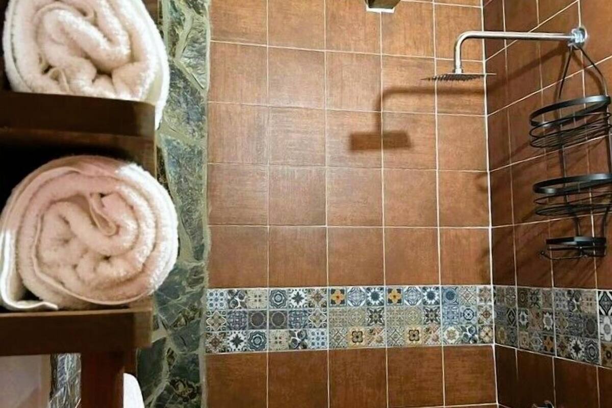 standard cabin | bathroom | towels