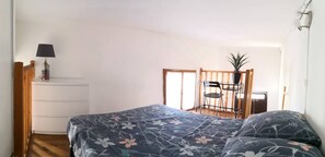 1 habitación, tabla de planchar con plancha y ropa de cama 