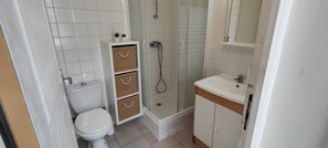 Dusche, Haartrockner, Handtücher, Toilettenpapier