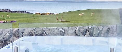 Banyera d'hidromassatge a l'aire lliure