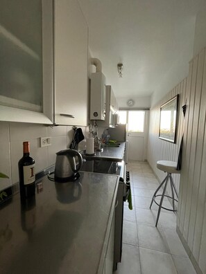 ثلاجة، ميكروويف، فرن، ماكينة لصنع القهوة/الشاي