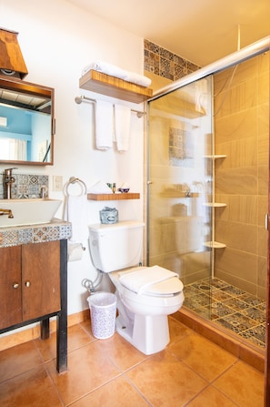 Combined shower/bathtub, hair dryer, towels, soap