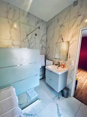 Dusche, Haartrockner, Handtücher, Seife