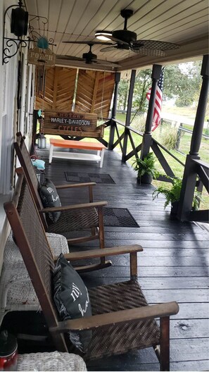 Terrace/patio - Down Town Cottage Close To Casino/Beach!! Military Welcomed!! Cheap Cleaning Fee (Gulfport)