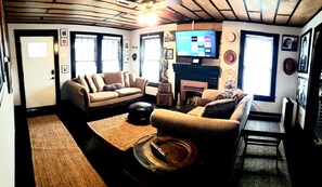 Smart TV - Down Town Cottage Close To Casino/Beach!! Military Welcomed!! Cheap Cleaning Fee (Gulfport)