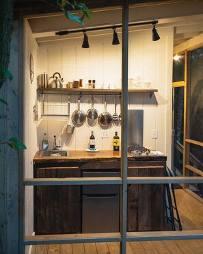 Fridge, stovetop, coffee/tea maker, electric kettle