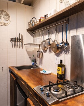 Fridge, stovetop, coffee/tea maker, electric kettle